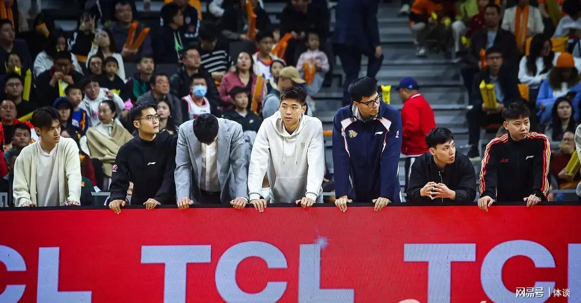保利体育app下载-崔永熙首秀2分、本土球员共18分、杜锋无奈摊手！广东73-89辽宁